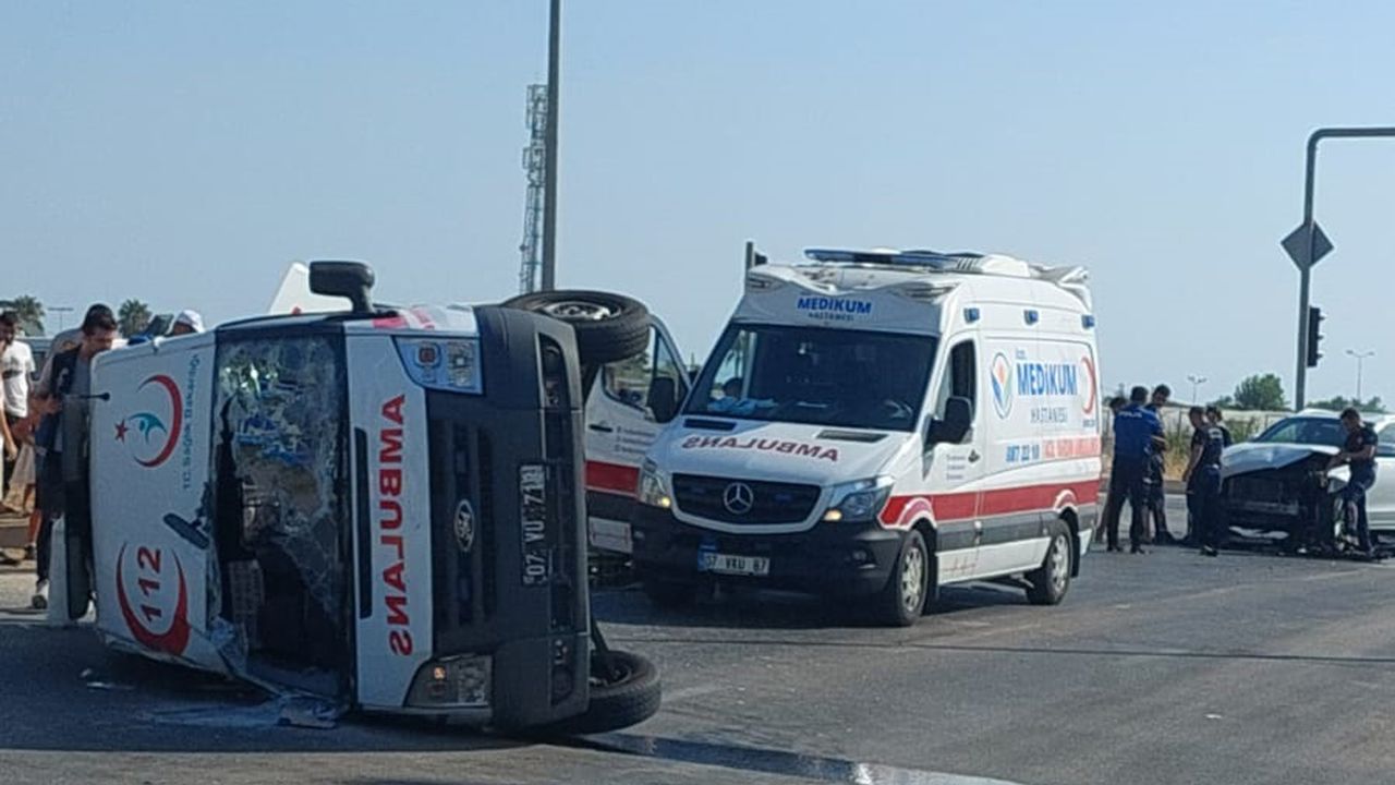 Kumluca'da Trafik Kazası: Ambulans Üzerindeki 3 Sağlık Görevlisi Yaralandı.