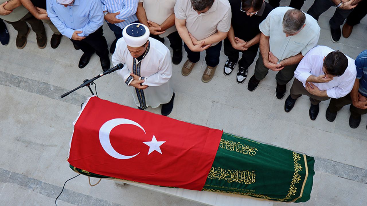 Dil eğitimi için gittiği ABD'de trafik kazasında kaybettiği oğlunun cenazesi için namaz kıldırdı.