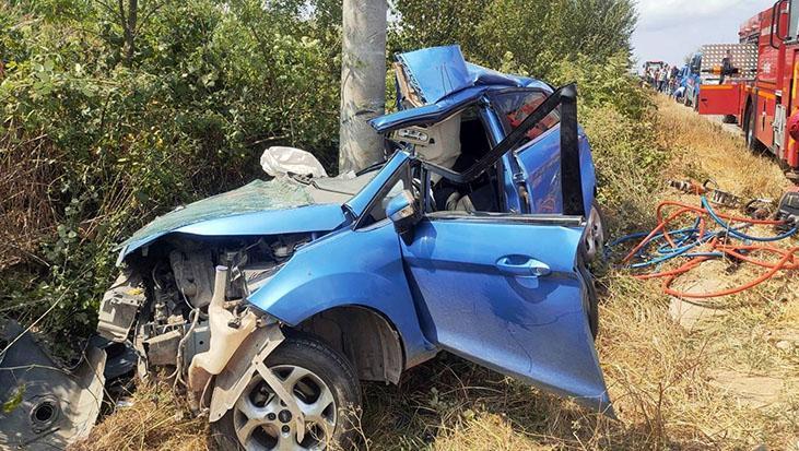 Sakarya'da 14 yaşındaki çocuğun kontrolünden çıkan araç beton direğe çarptı: İki kardeş yaşamını yitirdi.