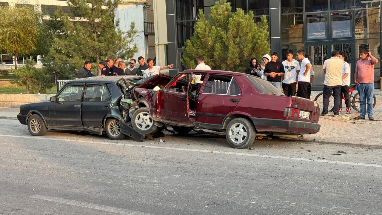 Afyon'da cami önünde korkunç kaza: Tabelaya çarptı, kapı koparak kaosa neden oldu!