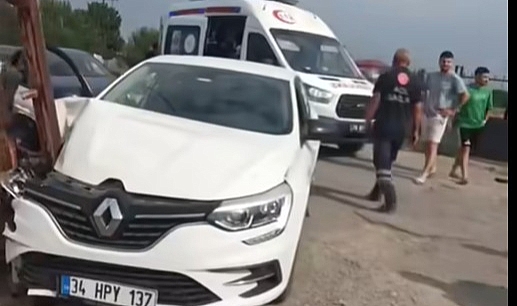 Iğdır'da otomobilin direğe çarptığı kaza, sürücünün yaralanmasıyla ucuz atlattı.
