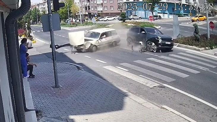 Kaza izleyicisinin tepkisi, ışık ihlaliyle dikkat çekti!