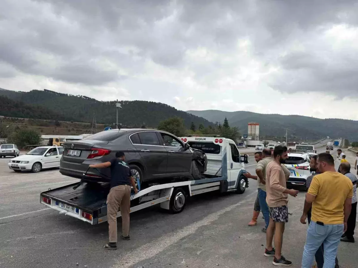 Osmaniye'de trafik kazası sonucu 3 kişi yaralandı.