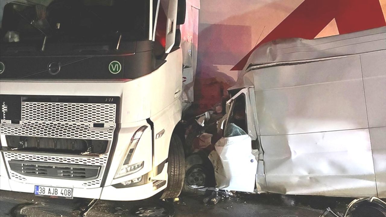 TAG Otoyolu'nda tır ile minibüs çarpıştı: 1 ölü, 1 yaralı
