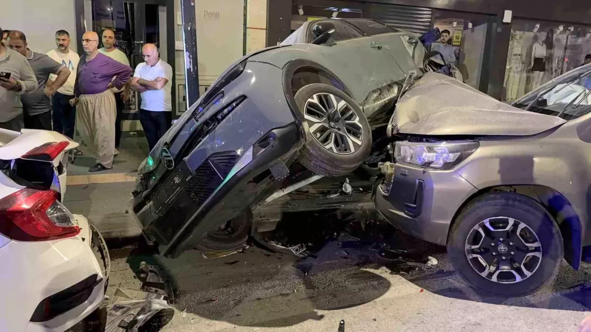 Trafik kazası zincirleme olarak Tatvan'da meydana geldi.
