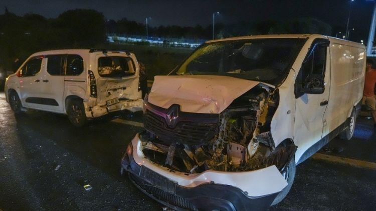 İstanbul'da 16 araç karıştı, zincirleme kaza meydana geldi, 6 kişi yaralandı.