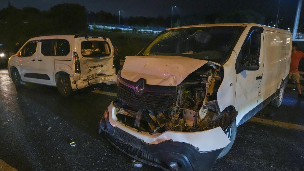 İstanbul'da 16 araç zincirleme kaza yaptı.