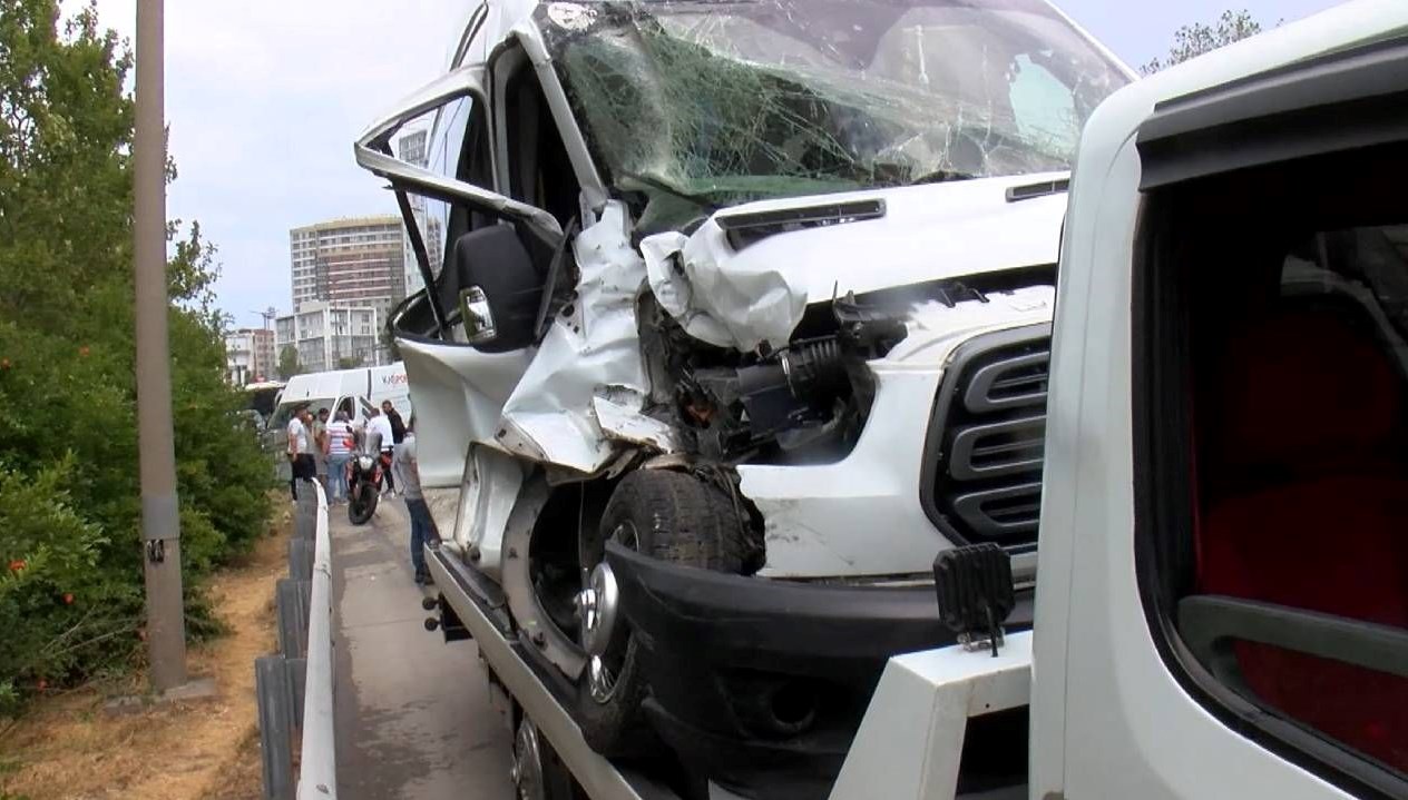 İstanbul'da yağmur sonrası peş peşe araç kazaları meydana geldi.