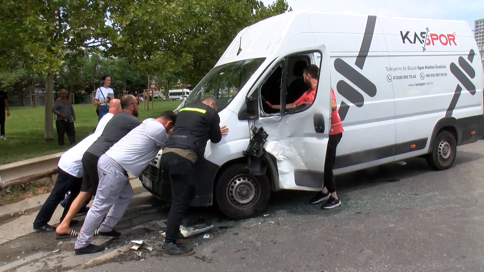 Kartal'da yağmur nedeniyle meydana gelen ardışık trafik kazası