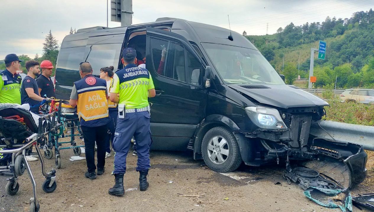 Müzisyen Çağan Şengül ve şarkı grubu, kaza geçirdi ve yaralandı.
