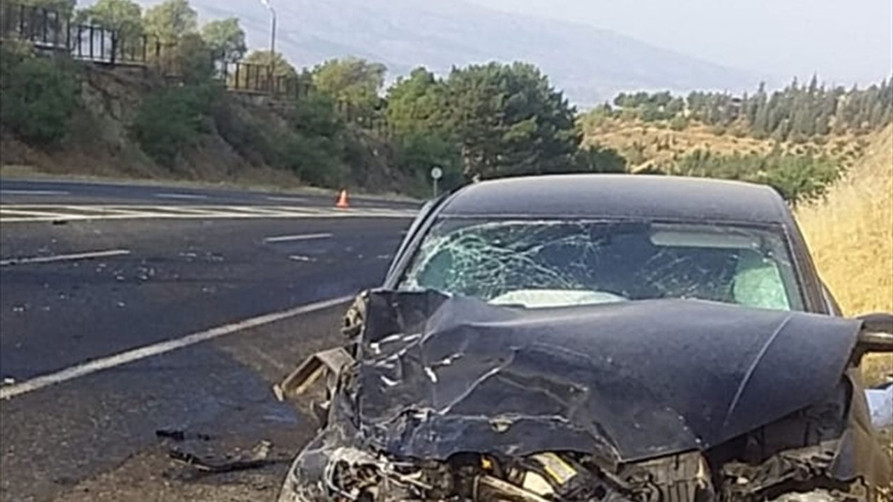 Elazığ-Diyarbakır yolu, 2 aracın çarpışması sonucu 1'i ağır olmak üzere 6 kişinin yaralanmasına sebep oldu.