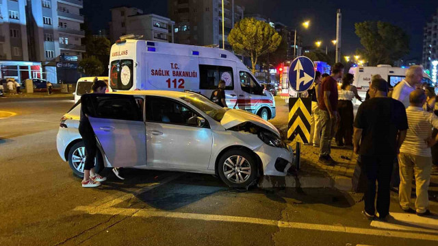 Kahramanmaraş'ta trafik kazasında 1'i polis toplam 4 kişi yaralandı.