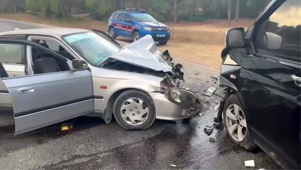 Manavgat'ta trafik çarpışması: 3 kişi yaralandı.