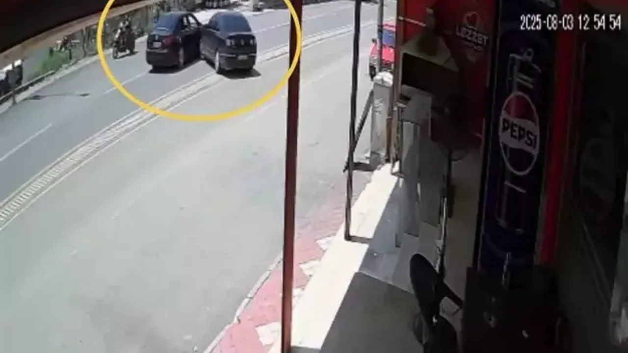 Osmaniye'de kamera tarafından kaydedilen iki aracın çarpıştığı trafik kazası olayı.