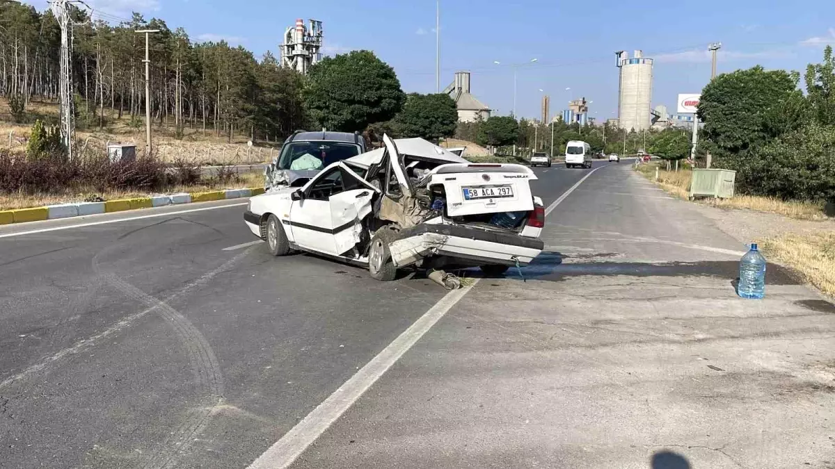 Sivas'ta Kaza: Sürücü Yaralı, Fiat Araç Hurdaya Döndü.