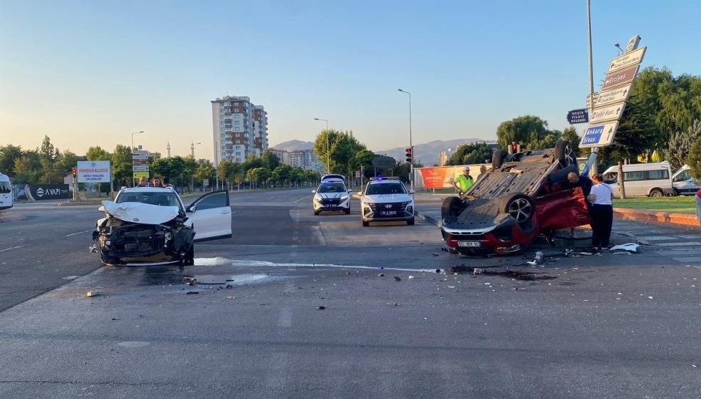 Kavşakta şiddetli çarpışma: Bir araç devrildi, diğer araç ise enkaza dönüştü.