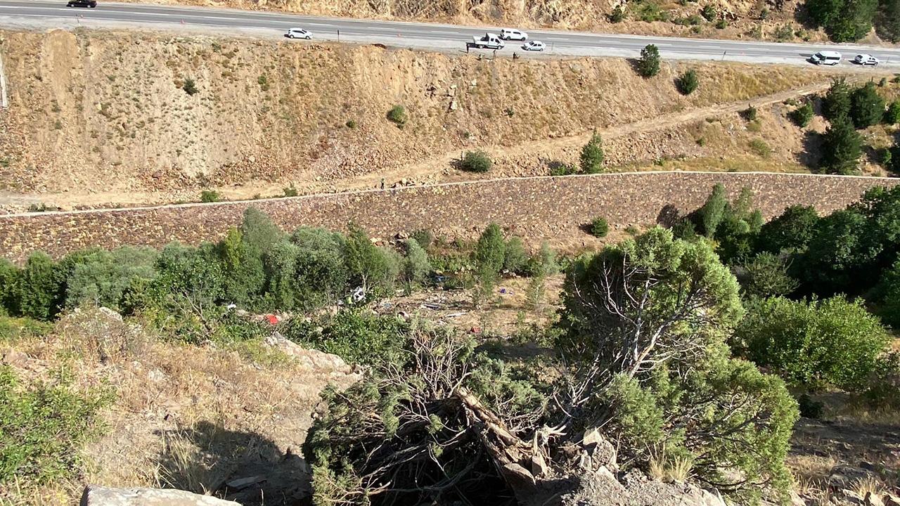 Sivas'ta işçi minibüsü kaza yaptı: 3 ölü, 18 yaralı.