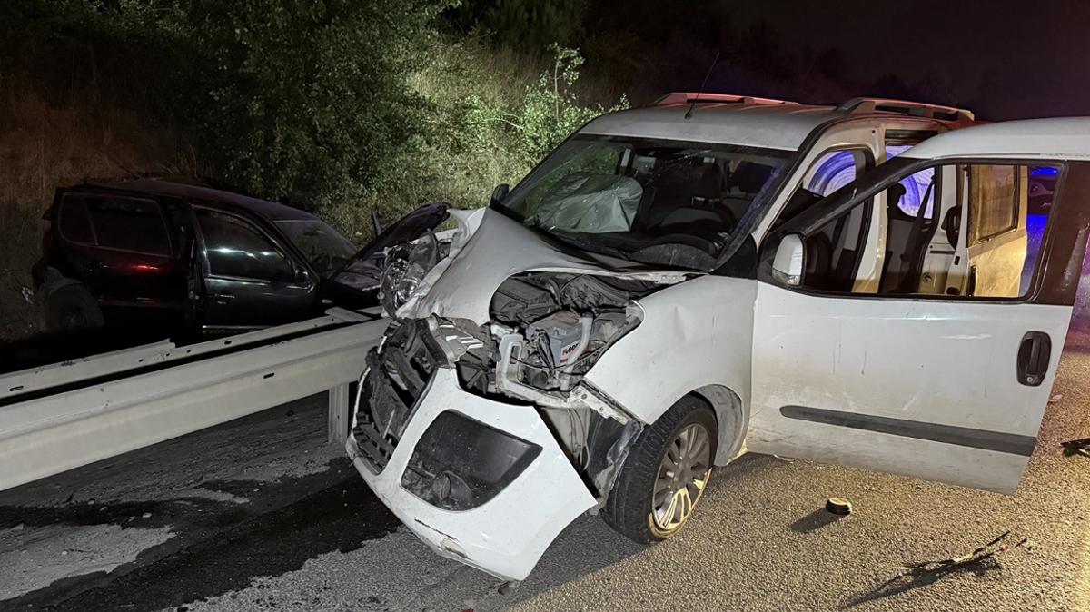 Eyüpsultan'da trafik kazasında 1'i ciddi şekilde yaralanan 2 kişi var.