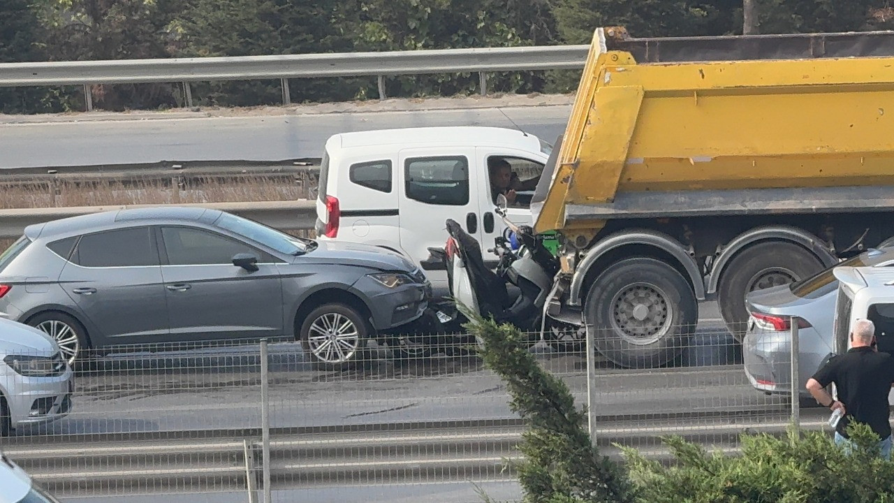 Kocaeli'de korkunç bir trafik kazası meydana geldi! Kamyonla çarpıştı.