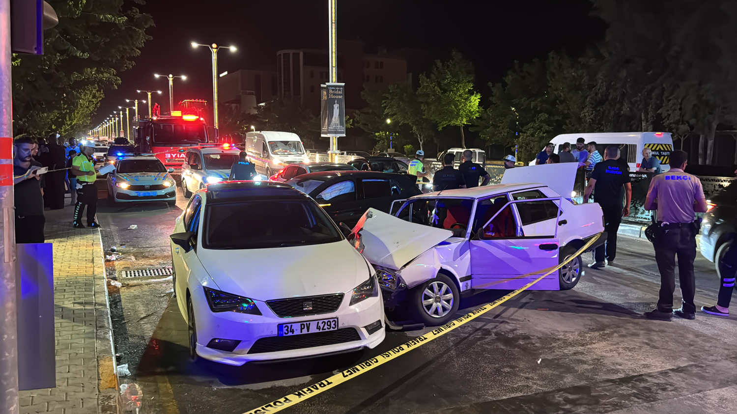Elazığ'da çarpışan 5 araç, 2 ağır 4 yaralı.