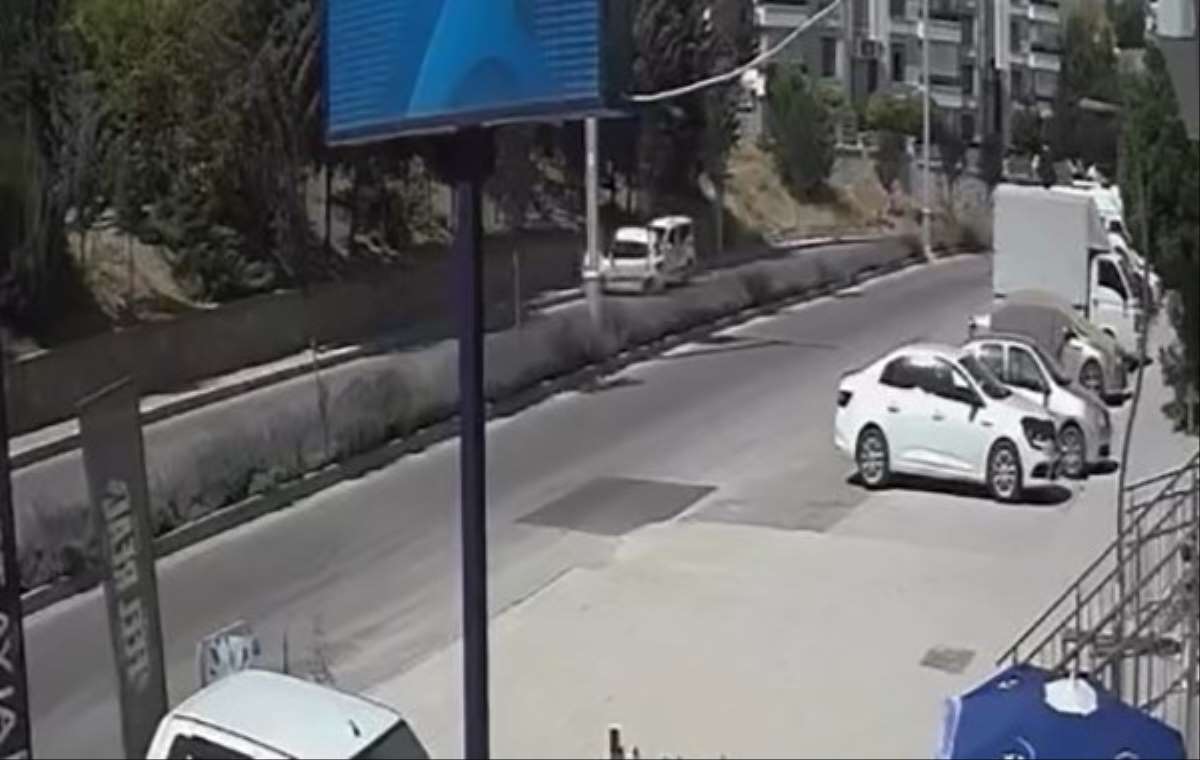 Elazığ'da meydana gelen trafik kazası kameraya kaydedildi.