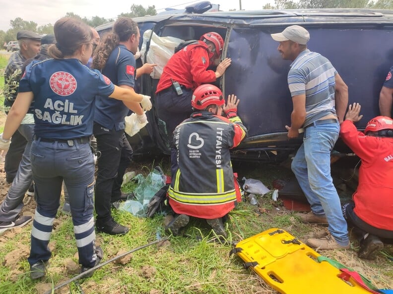 Havran'da trafik kazasında sıkışan sürücü kurtarıldı