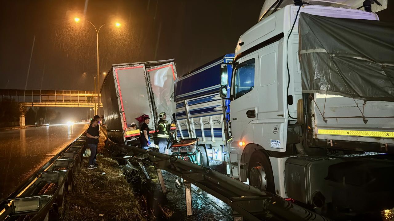 Kocaeli'de ardışık trafik kazasında 1 kişi hayatını kaybetti.