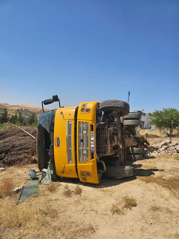 Siirt'teki Baykan Atabağı Beldesi'nde meydana gelen kamyon kazasında 3 kişi yaralandı.