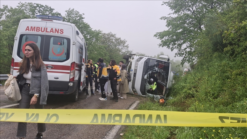 Sinop'ta otobüs ile aracın çarpışması sonucu 28 kişi yaralandı.
