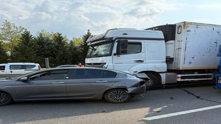 5 araç zincirleme kaza yaptı, trafik sıkıştı.