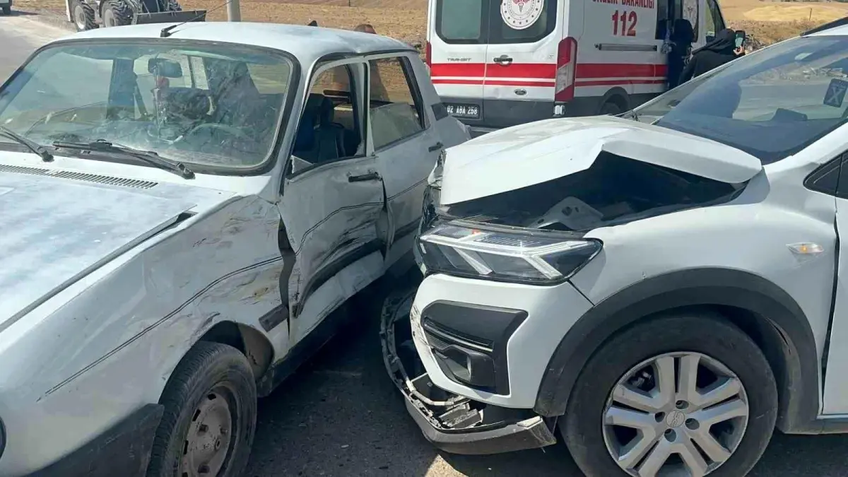 Adıyaman'da trafik kazası sonucu 5 kişi yaralandı.