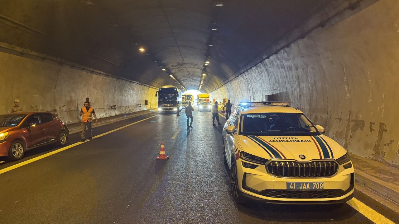 Anadolu Otoyolu'nda Kocaeli bölgesinde gerçekleşen zincirleme kaza, 5 kişinin yaralanmasına neden oldu ve trafik akışını bozdu.