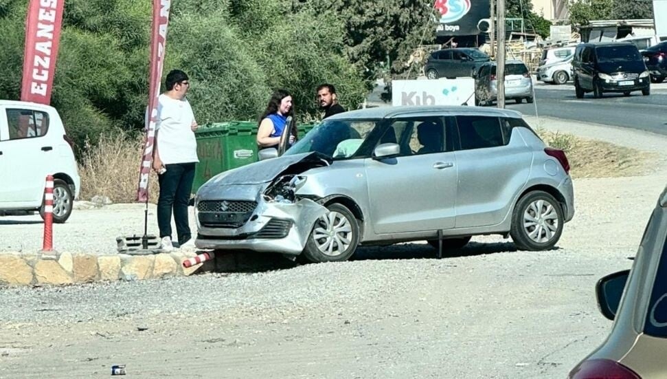Çatalköy'de Chamada Prestige Hotel yakınlarında trafik kazası meydana geldi, şans eseri ciddi yaralanma olmadı.