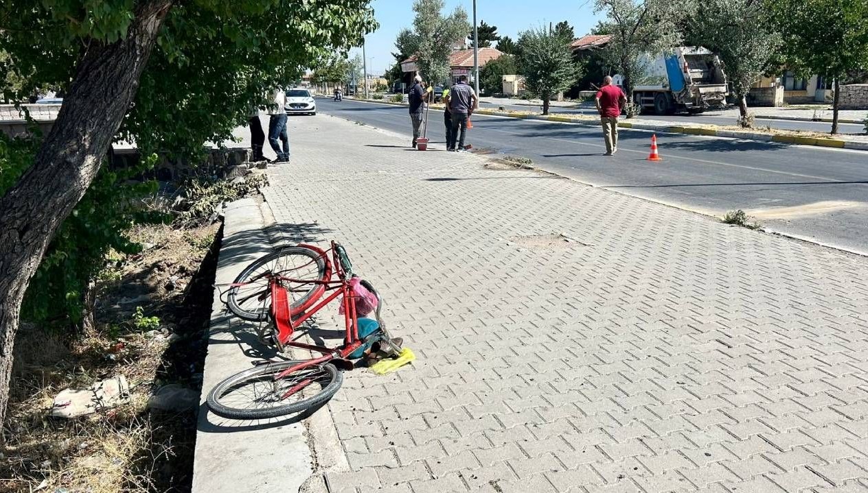 Kayseri'de otomobilin çarptığı bisiklet sürücüsü öldü: Felaket kaza