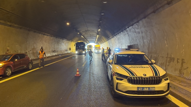 Kocaeli kesimindeki Anadolu Otoyolu'nda meydana gelen zincirleme trafik kazası, ulaşımı engelledi ve 5 kişi yaralandı.