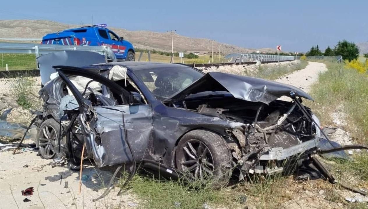 Sivas'ta iki farklı trafik kazası: Dokuz kişi yaralandı.