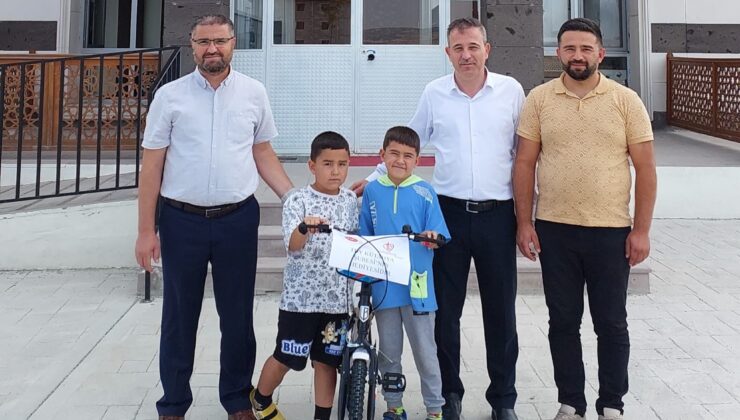 Trafik kazası geçiren çocuğa bir bisiklet armağan edildi.
