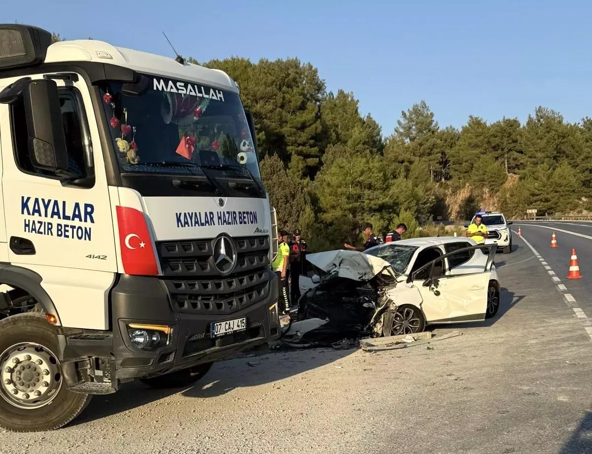 Antalya'da Kaza Sonucu Bir Kişi Hayatını Kaybetti, İki Kişi Yaralandı.
