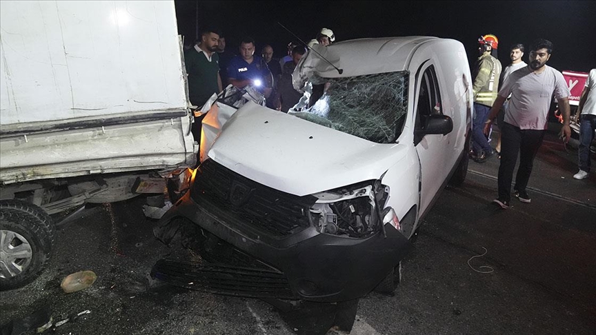 İstanbul'da kamyonetle hafif ticari aracın çarpıştığı kaza sonucu 3 kişi yaralandı.