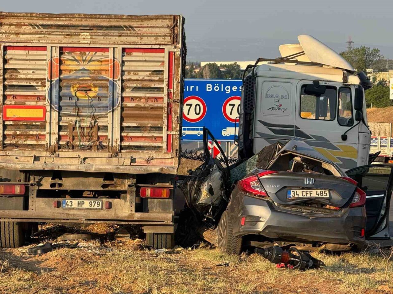 Tır ile araba kaza yaptı: 1 ölü, 3 yaralı - Son Dakika Gelişmeleri