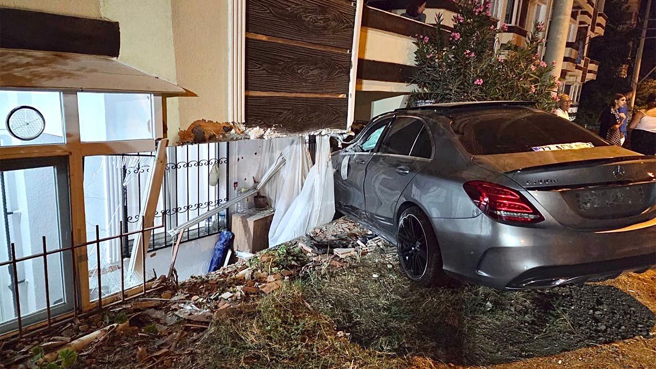Trafik Kazası Çınarcık Harmanlar'da meydana geldi.