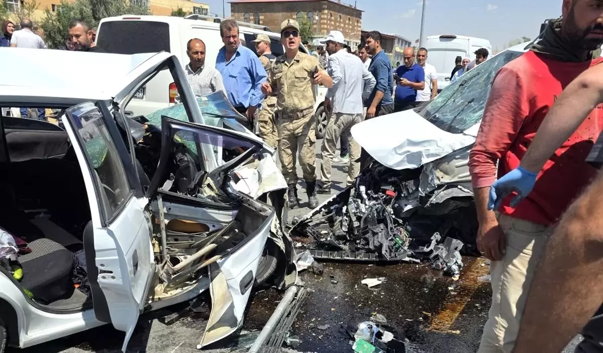 8 kişinin yaralandığı kaza Bitlis'te 3 aracı etkiledi.