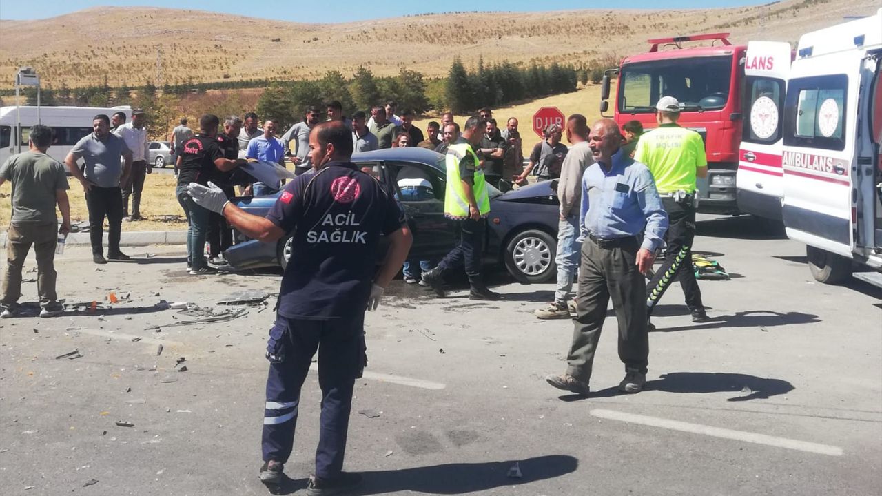 Afşin'de Kaza: Bir Kişi Hayatını Kaybetti, Sekiz Kişi Yaralandı.