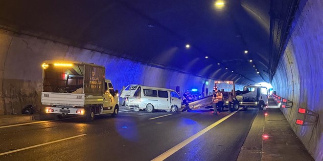 Anadolu Otoyolu'nda ardışık trafik kazaları ulaşımı engelledi.