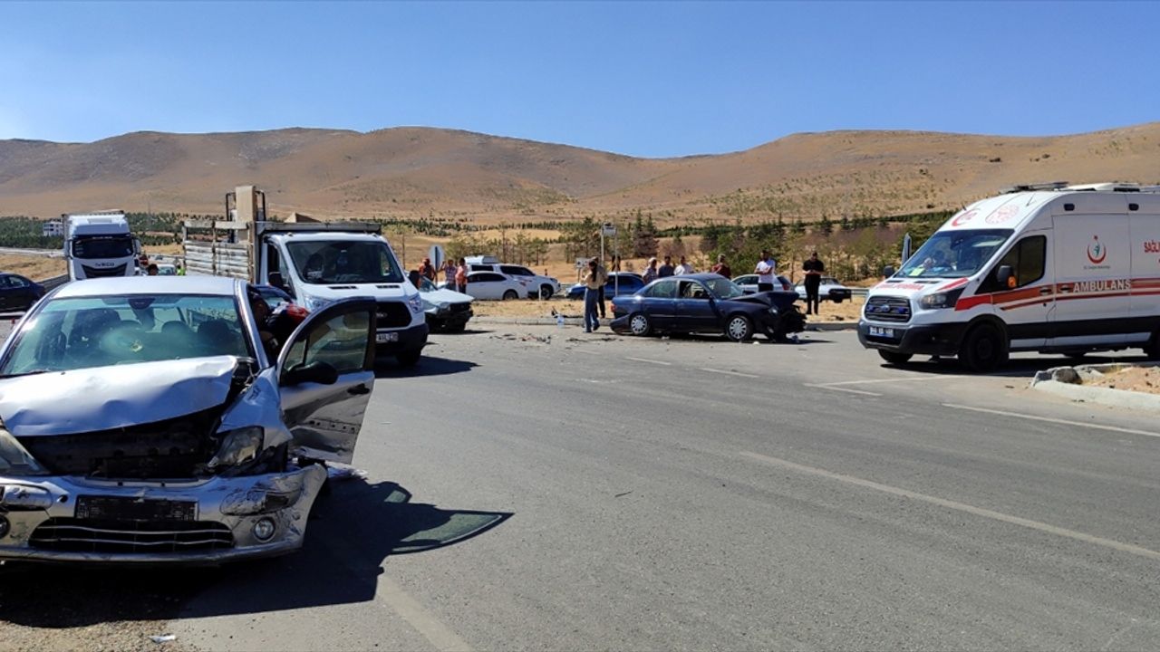 Kahramanmaraş'ta zincirleme trafik kazasında can kaybı ve yaralılar oldu.