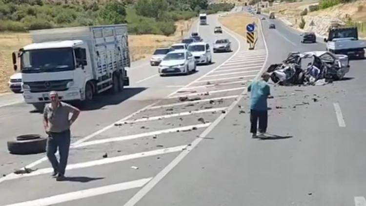 Sürücü ve eşi trafik kazasında yaşamını yitirdi.