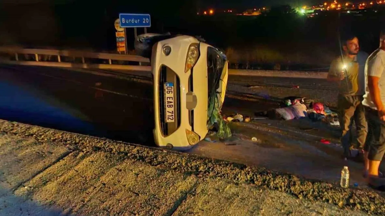 Burdur-Fethiye yolunda korkunç kaza: Araç refüje çarptı, 3 kişi yaralandı!