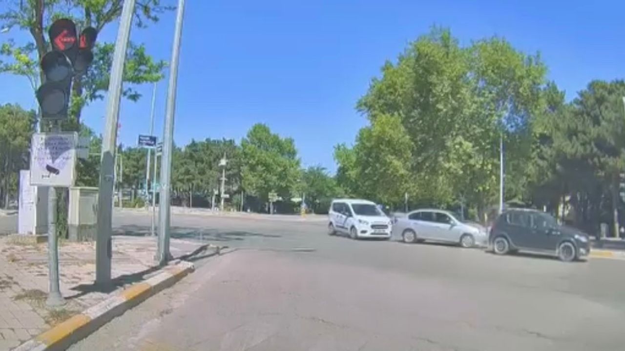 Elazığ'da ardışık kaza: 3 araç çarpıştı.