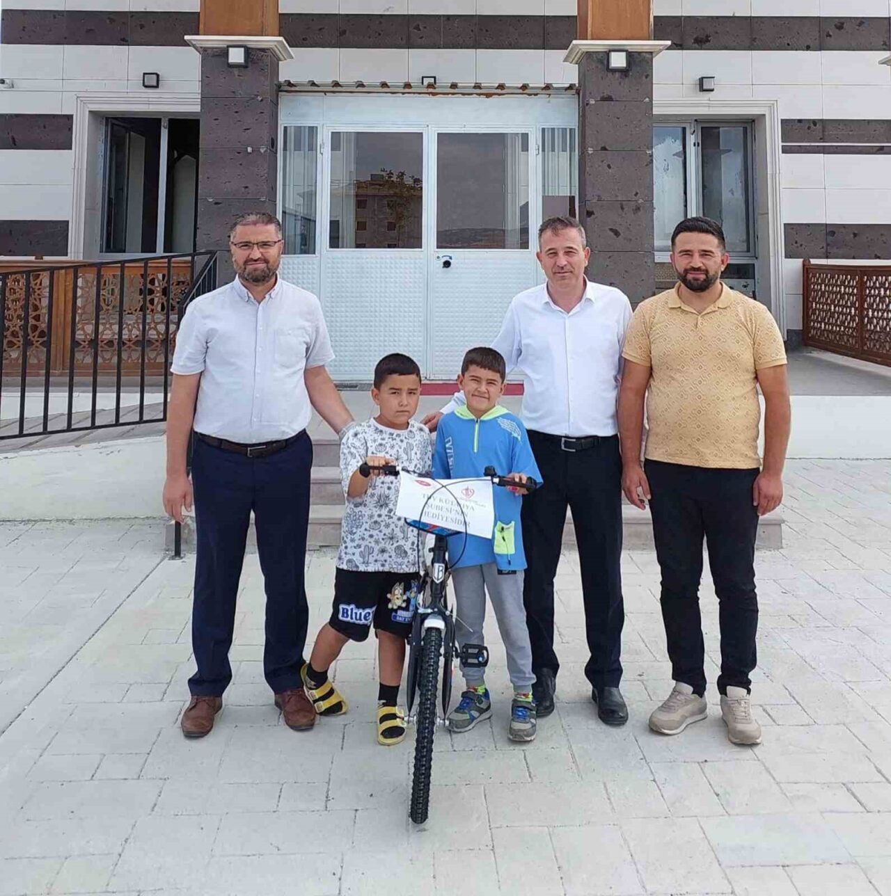 TDV Kütahya'dan kaza geçiren çocuğa bisiklet armağan ediyor.