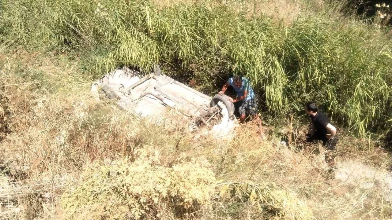 Araç su kanalına devrildi, içinde anne ve kızı mahsur kaldı.